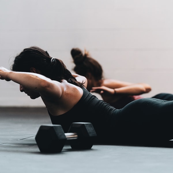 Tabakta dengeli şekilde ayrılmış protein, karbonhidrat ve sebze grupları